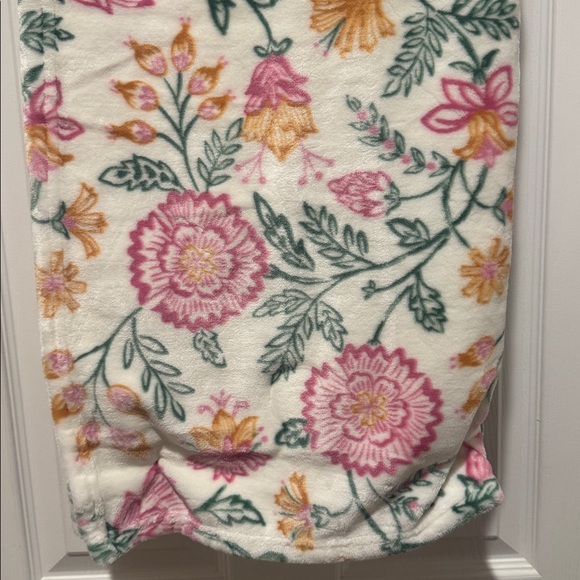 New LUCKY BRAND Printed Plush Throw Blanket - Cream/Pink/Orange - 50"x70" - Picture 5 of 8